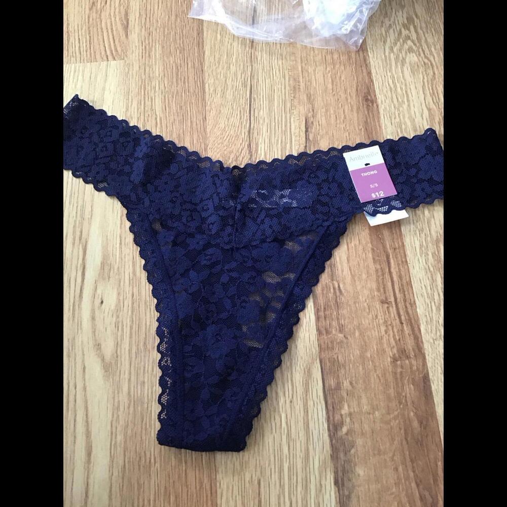 Ambrielle womens lace thong, navy, new, small, panty